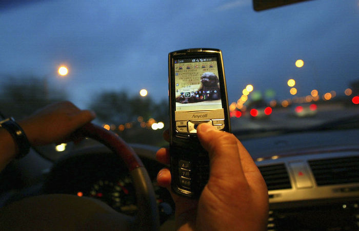 В скором времени водителей будут штрафовать за SMS за рулем. Видео