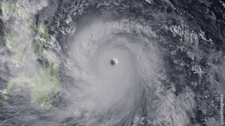 МЧС России открыло "горячую линию" в связи с мощным тайфуном на Филиппинах