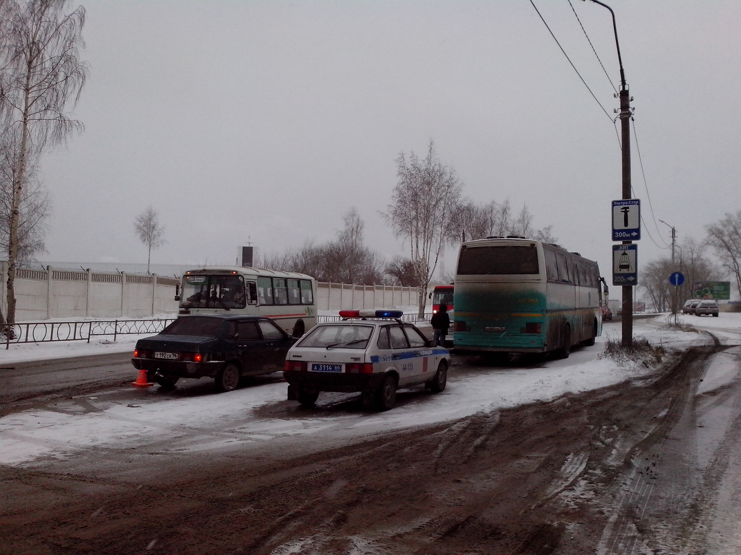 В Первоуральске столкнулись 5 легковых машин и рейсовый автобус. Видео