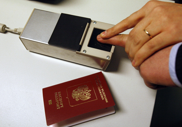 Россиян обязали хранить в загранпаспортах отпечатки пальцев