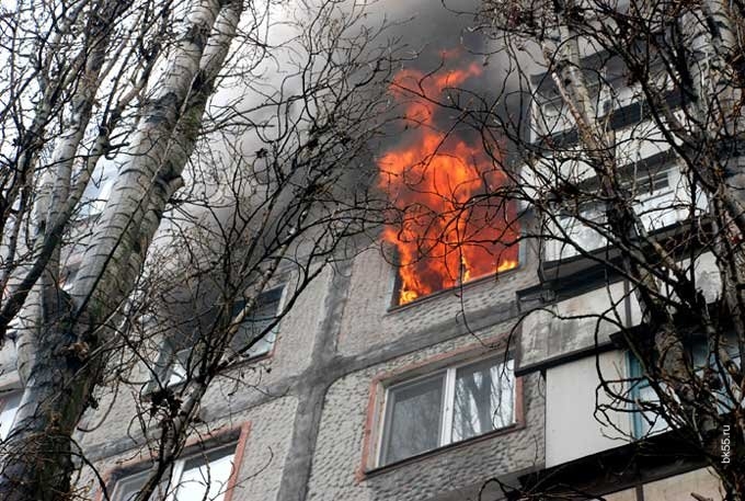 В поселке Крылосово в пятиэтажном жилом доме сгорела квартира