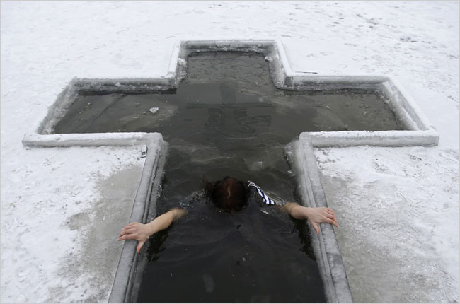 Крещенская вода и ее свойства: православные верят, что она исцеляет тело и душу. Видео 