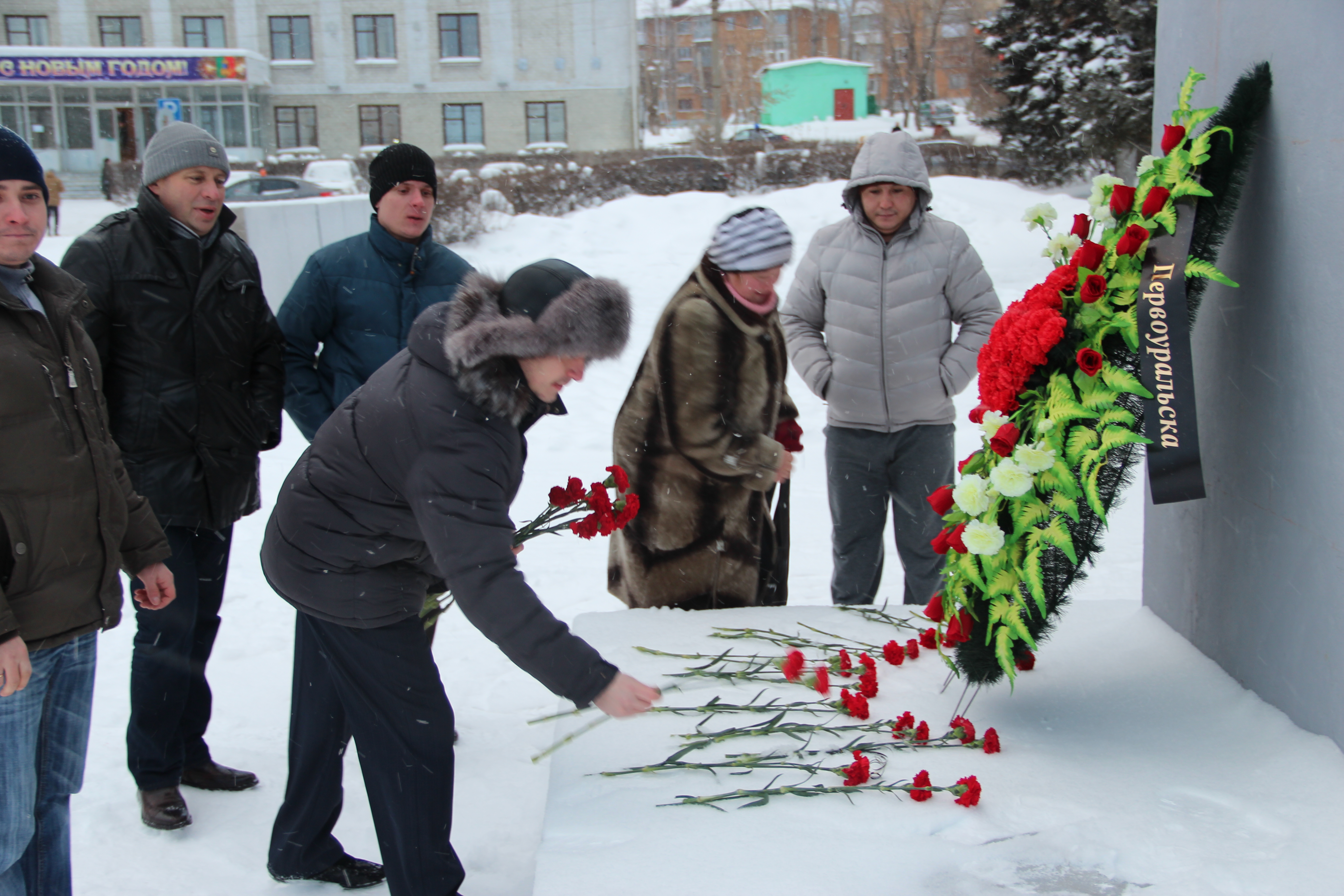 Первоуральск.RU | Новости | События | Акция памяти: члены Первоуральского  отделения КПРФ возложили цветы к памятнику В.И.Ленина. Фото | 16861