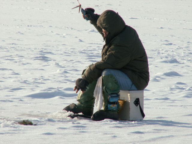 Спасатели рассказали о правилах безопасности на зимней рыбалке. Видео