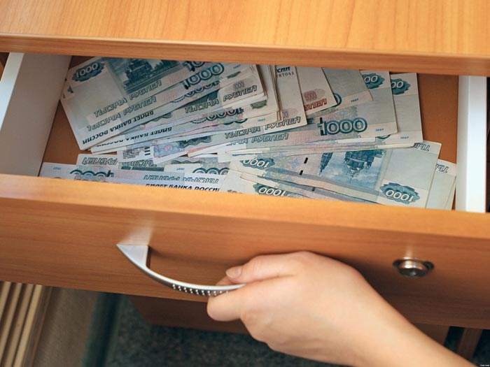 Сотрудница исправительного учреждения присвоила более 300 тысяч рублей