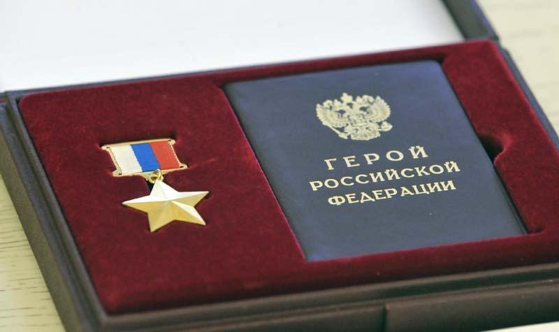 Привить чувство патриотизма и поднять престиж военных специальностей. В ЦДТ школьники встретились с военкомом и Героями России. Видео