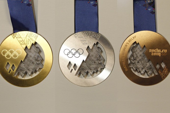 На изготовление олимпийских медалей ушло 2 тонны серебра, 700 килограммов бронзы и 2,5 килограмма чистого золота