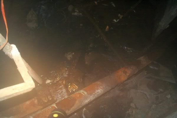 Три недели потопа: в подвале дома на улице Чкалова бежит вода. Видео
