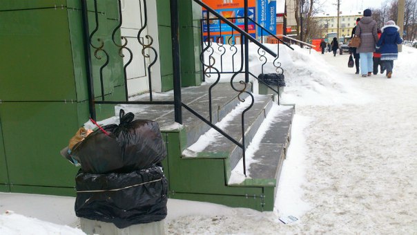 В Первоуральске «заминировали» пельменную: кто-то из горожан решил выбросить мусор в центре города. Видео