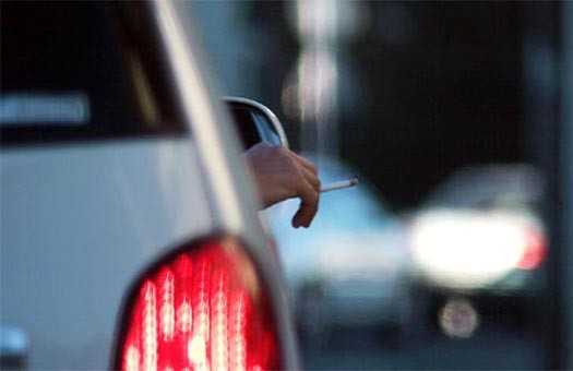 Депутат предложил штрафовать за курение в машине при детях
