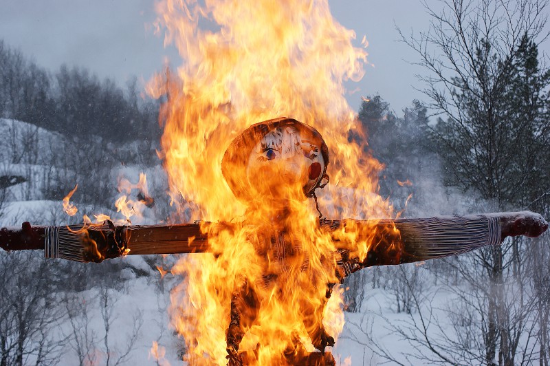 В политехникуме уже попрощались с зимой и сожгли чучело Масленицы. Видео