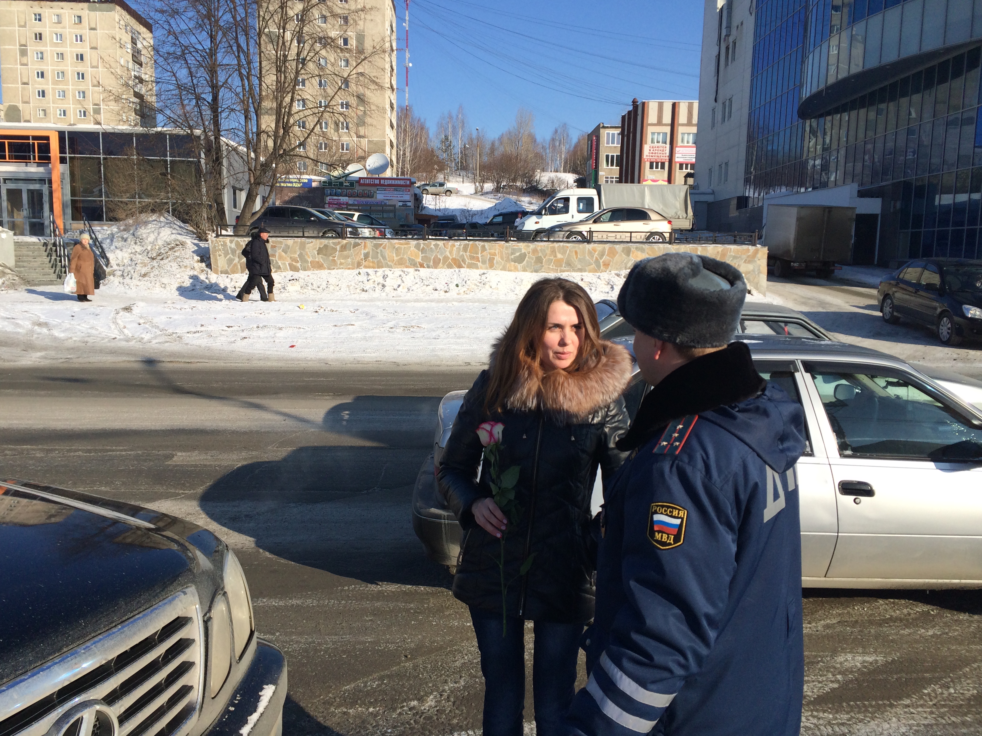 Сотрудники ГИБДД вместе с  Общественным советом при городской полиции поздравили женщин-автомобилисток с 8 Марта. Фото