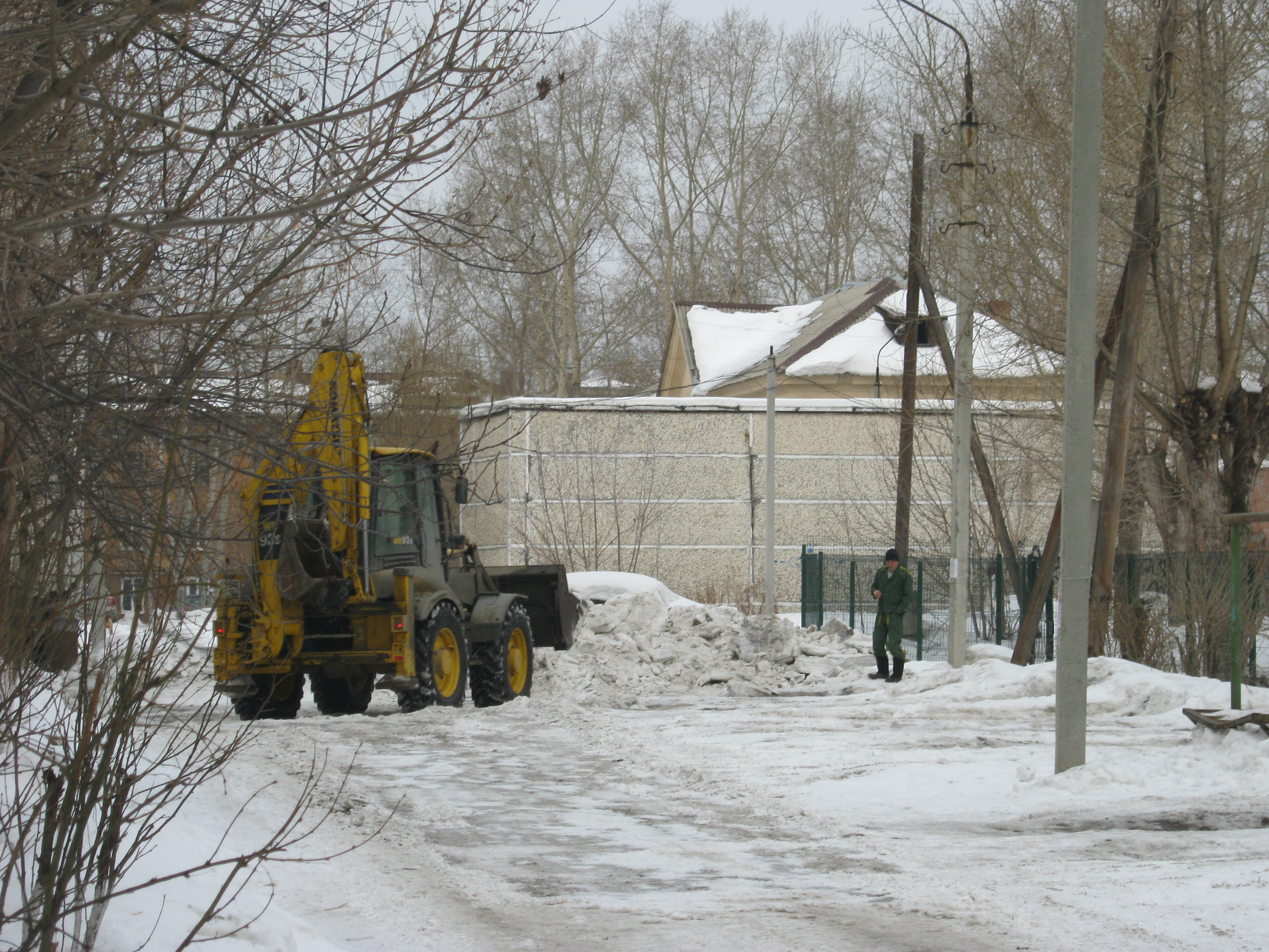 Успеть убрать. Коммунальщики Первоуральска спешат воспользоваться оттепелью и почистить городские дворы от снега. Видео