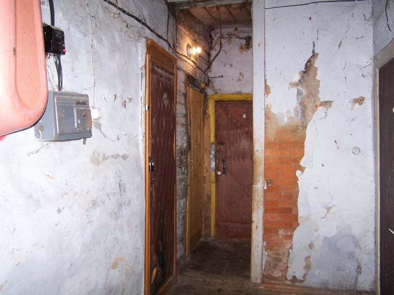 Жильцы дома на Папанинцев, 27 в отчаянии – их жилье словно обитель коммунального зла. Видео