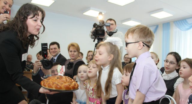 В Первоуральске после реконструкции открывается детский сад №1. Видео