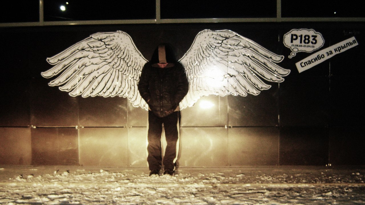 На стене торгового центра появились ангельские крылья. Видео  