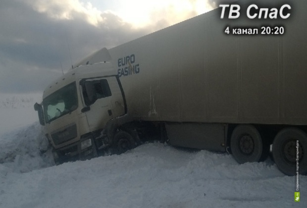 На Пермском тракте ехавшую из Первоуральска фуру сдуло ветром 