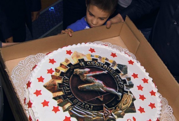 «Будь готов! Всегда готов!» Накануне воспитанники детского дома отметили день рождения Ленина игрой в боулинг. Видео 