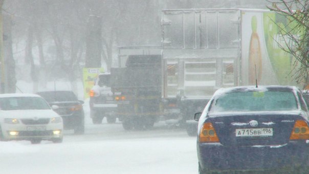 Из-за апрельского снегопада на дорогах несколько десятков ДТП. Видео 