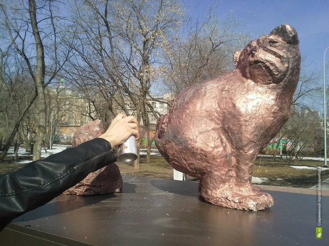 В одном из парков Екатеринбурга открыли памятник собаке, справляющей нужду. Фото