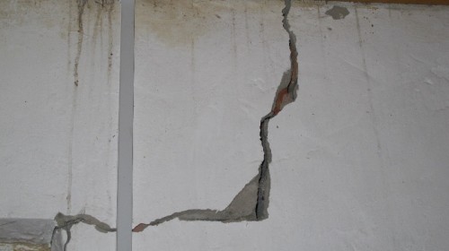 Жителям  дома №3 по улице Карбышева угрожает опасность - несущие конструкции здания треснули -  стены и крыша могут обрушиться в любой момент. Видео