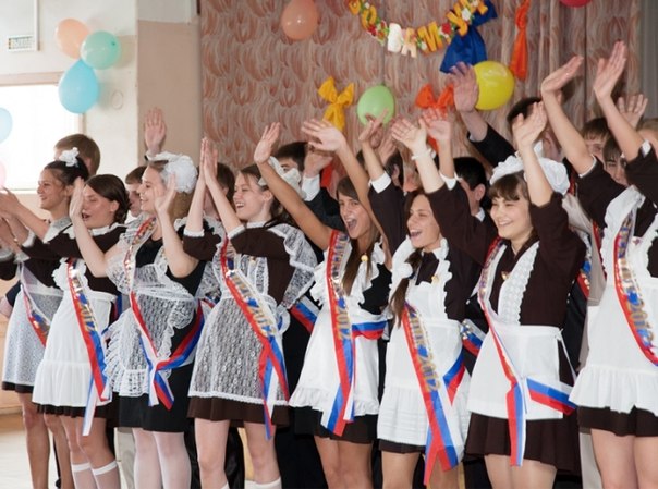 Репетиция праздника: первоуральские школьники готовятся к последнему звонку. Видео