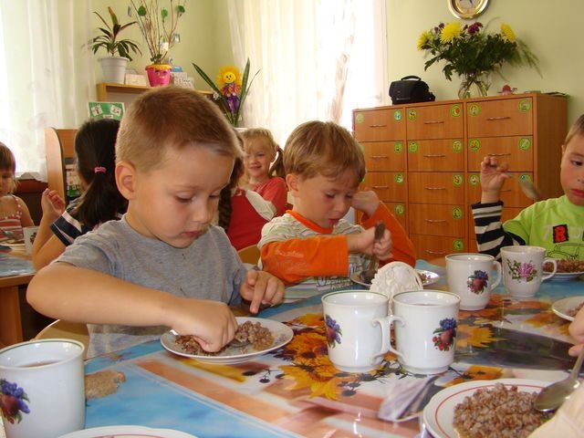 Готовь к обеду ложку. Что любят юные первоуральцы кушать в детском саду и почему отказываются от некоторых блюд. Видео