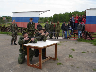   С оружием в руках. В Первоуральске начались военные сборы учащихся. Видео  