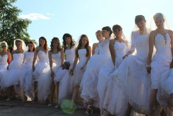 Парад невест прошел в Первоуральске. Видео 