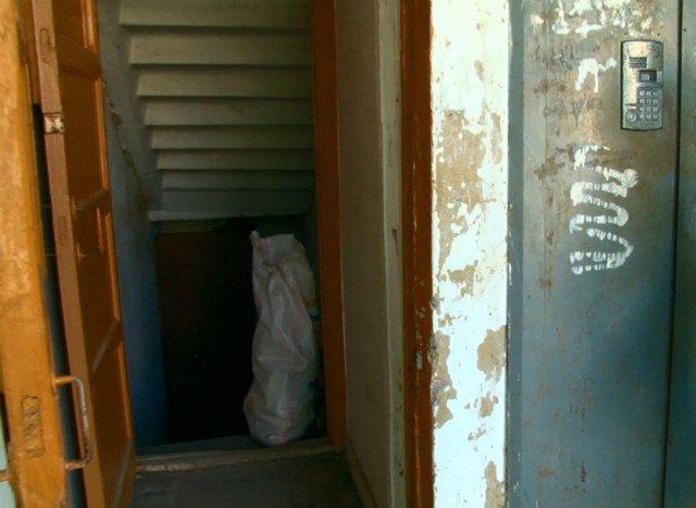   Неприятное соседство: в подвале дома на Ватутина живет бездомный мужчина  