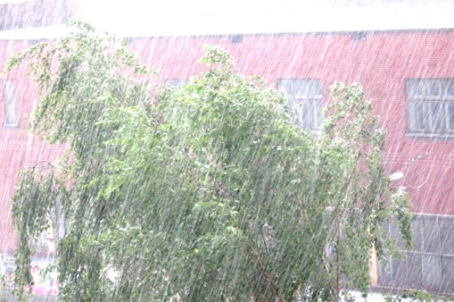 МЧС: на Среднем Урале ожидаются сильные дожди, грозы, град, шквалистый ветер