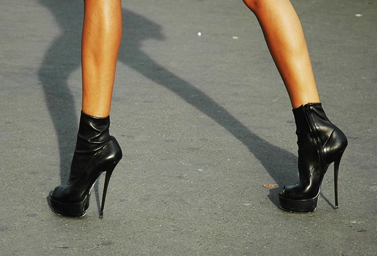 В России могут запретить кеды и обувь на высоком каблуке