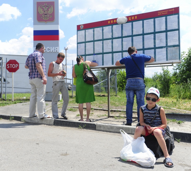 Глава МЧС распорядился помочь семьям, приютившим беженцев с Украины