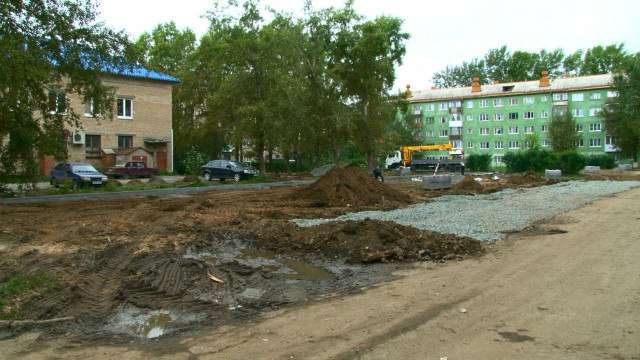 Во дворах, которые благоустроят, вырубили деревья и засыпали щебнем газоны