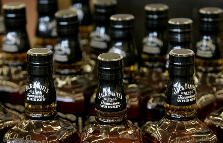 Свердловский Роспотребнадзор обнаружил в виски Jack Daniel’s средство против клещей