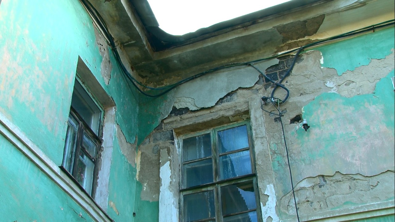 Жители двухэтажки на улице Володарского боятся, что их дом развалится