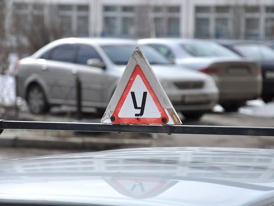 Судебные приставы за долги арестовали 16 машин Первоуральской автошколы ДОСААФ России