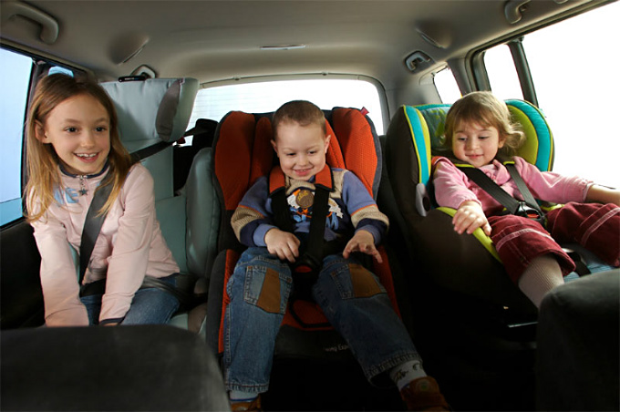 Предложено лишать таксистов водительских прав за перевозку детей без кресла