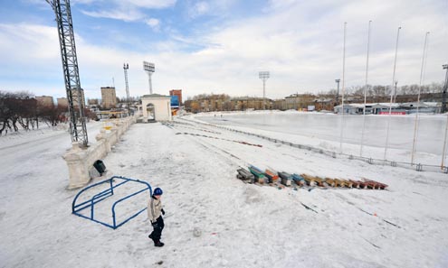 Рабочие приступили к заливке льда на стадионе