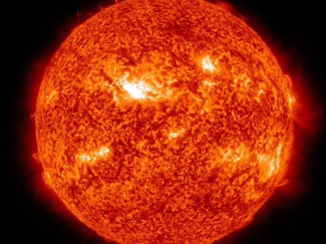 На Солнце зафиксирована мощная вспышка, которая может вызвать магнитные бури и северные сияния