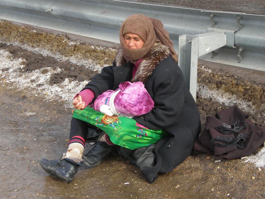Метро, переходы и дороги  заполонили попрошайки – "украинские беженцы"
