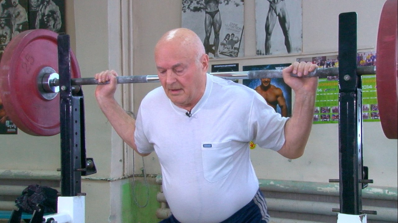 Житель Пероуральска в свои почти 80 поднимает стокилограммовую штангу
