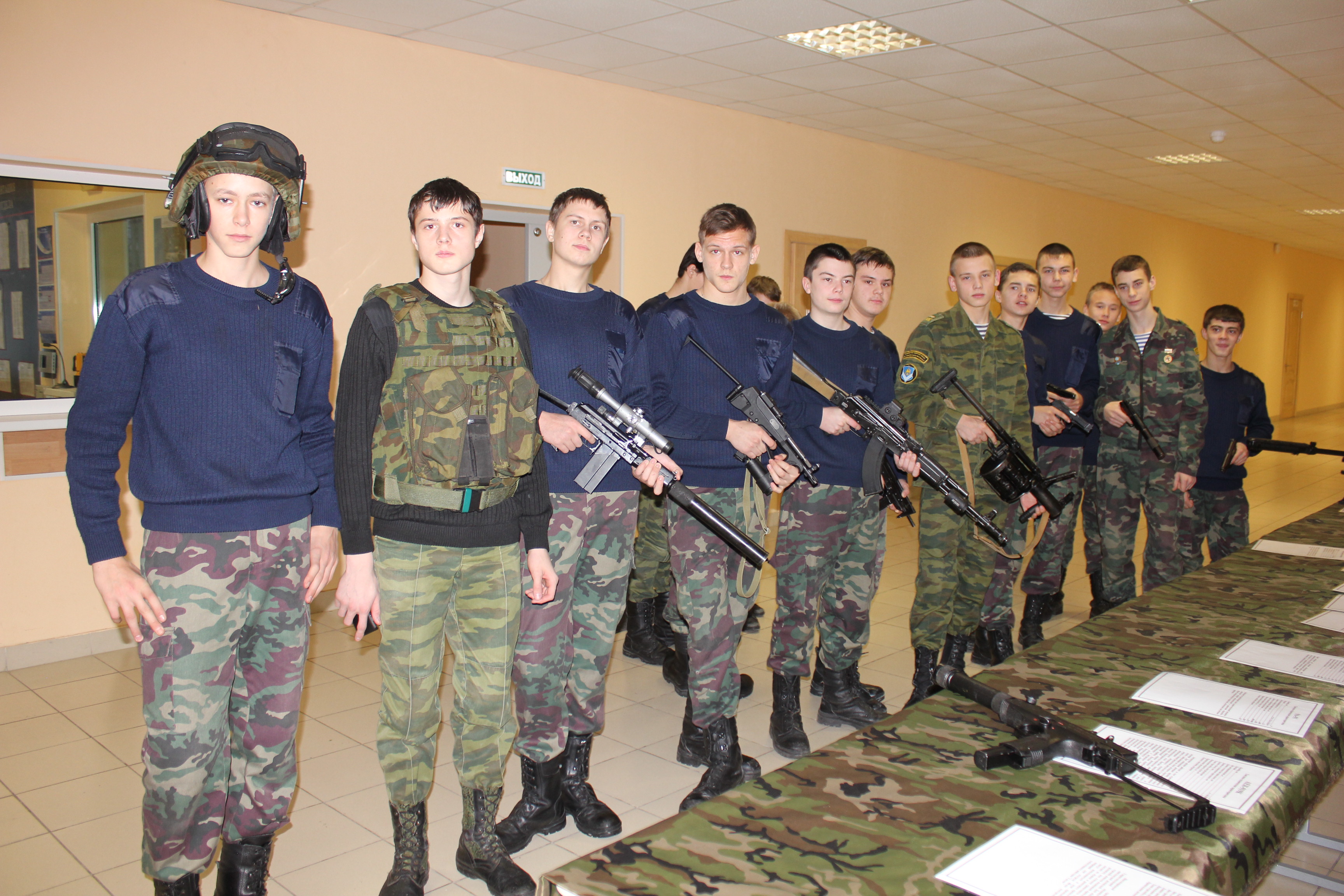 В Перовуральске спецназ ГУФСИН показал свое вооружение кадетам 