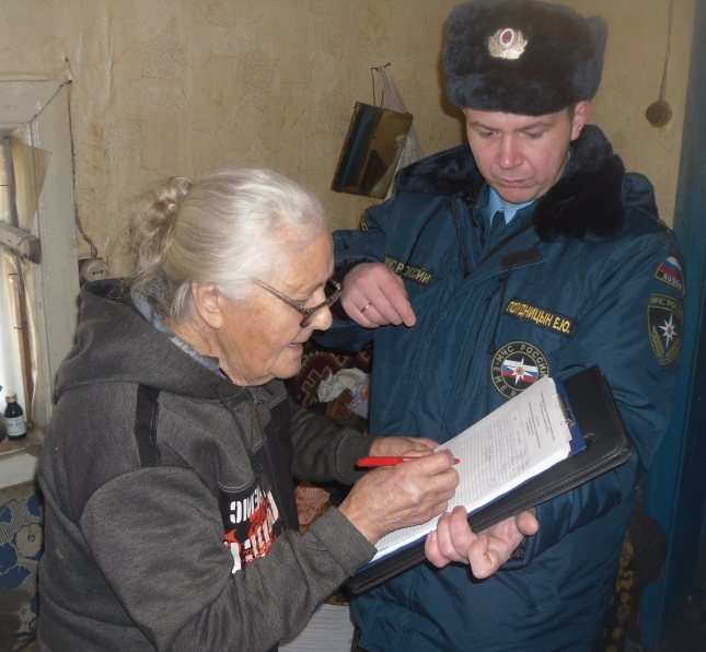 В холода сотрудники МЧС обучают жителей мерам безопасности