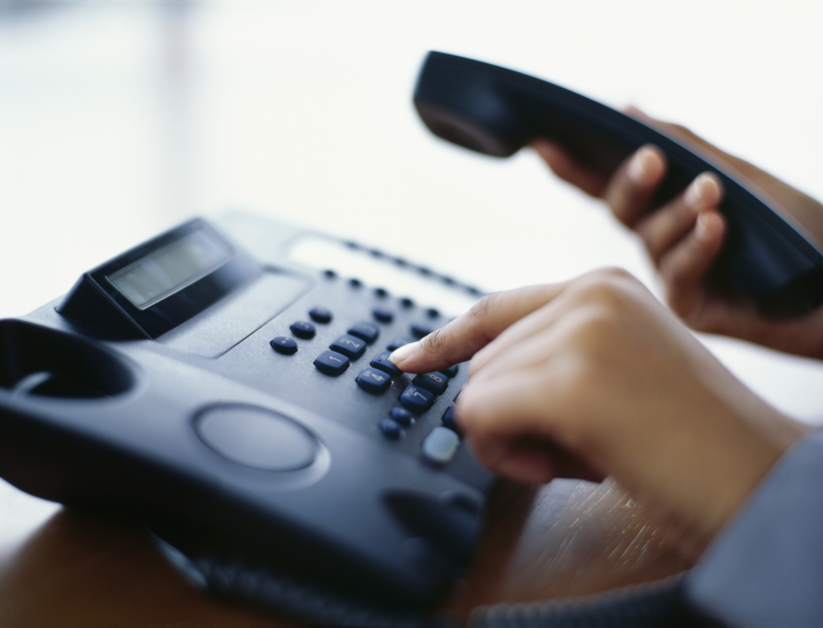 Отношения и работа – главные темы звонков на телефон доверия 