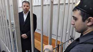 Расследование окончено. А. Комаров и его юрист знакомятся с материалами уголовного дела