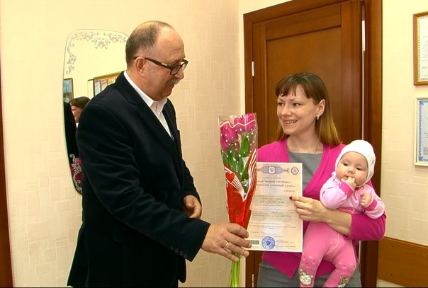 Жительницам Первоуральска торжественно вручили сертификаты на материнский капитал