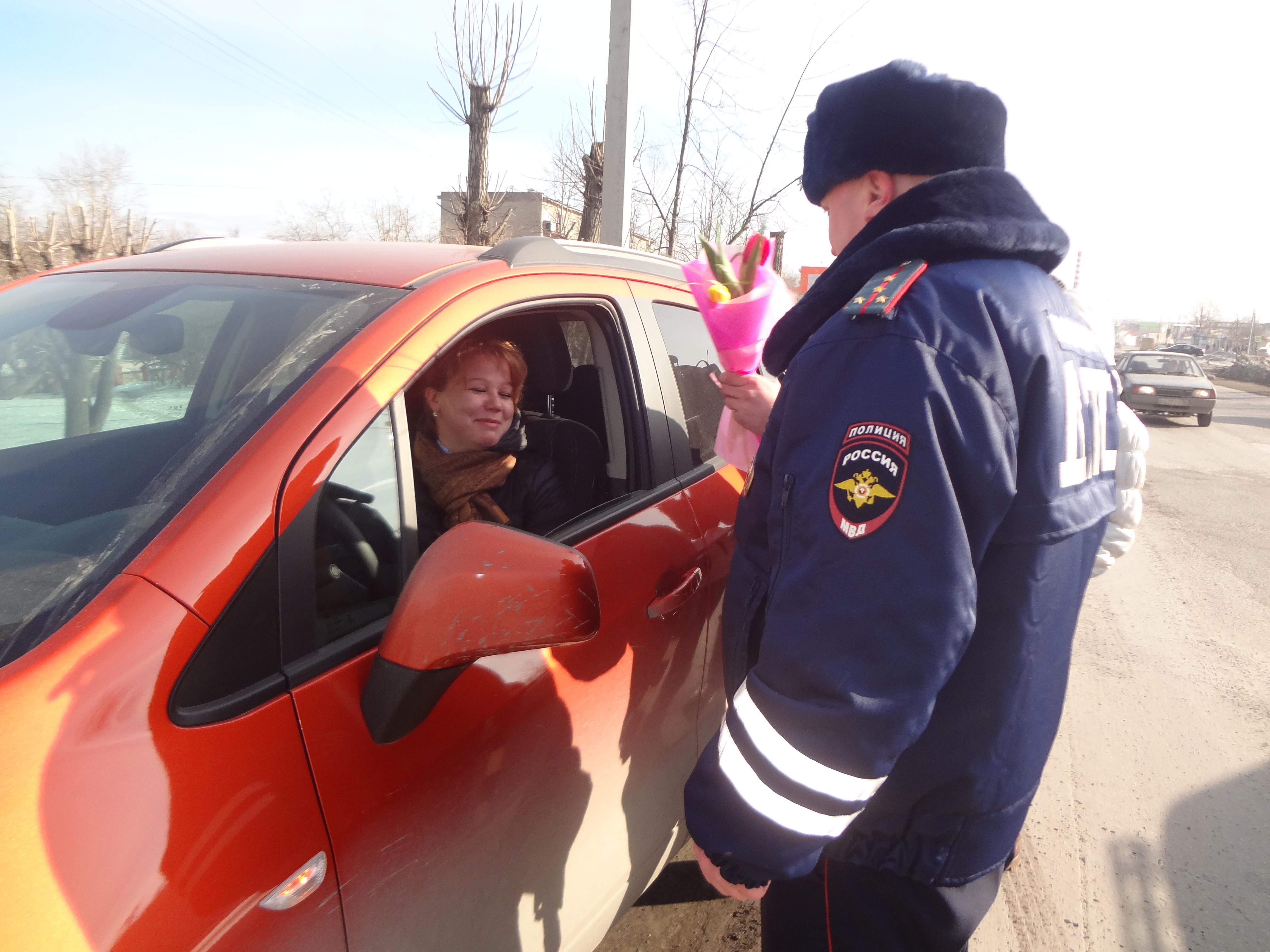 Сотрудники ГИБДД Первоуральска поздравили женщин-водителей с праздником