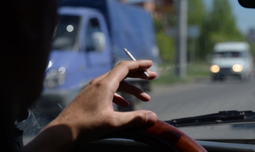 Госдуму попросили запретить курение за рулем