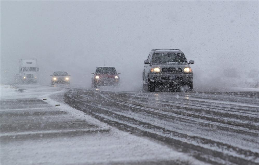 Надвигается снежный циклон: ГИБДД просит водителей и пешеходов быть аккуратными  